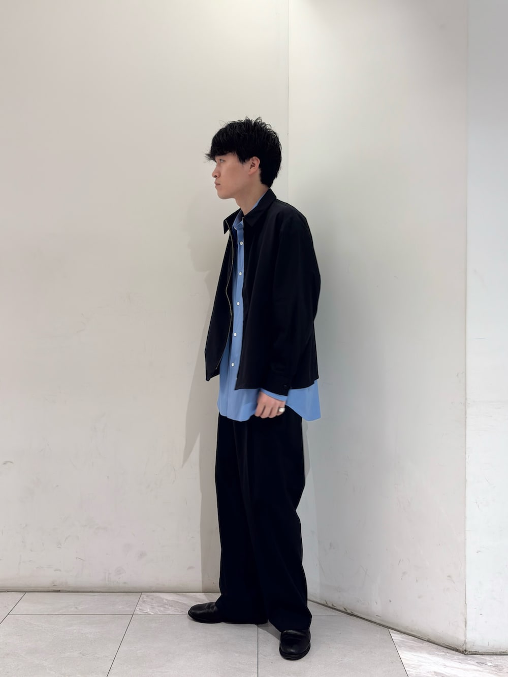 ブルー系のブルゾン、ブルー系のシャツ/ブラウス、ブルー系のその他パンツを着用したメンズの春コーディネートの4枚目の写真