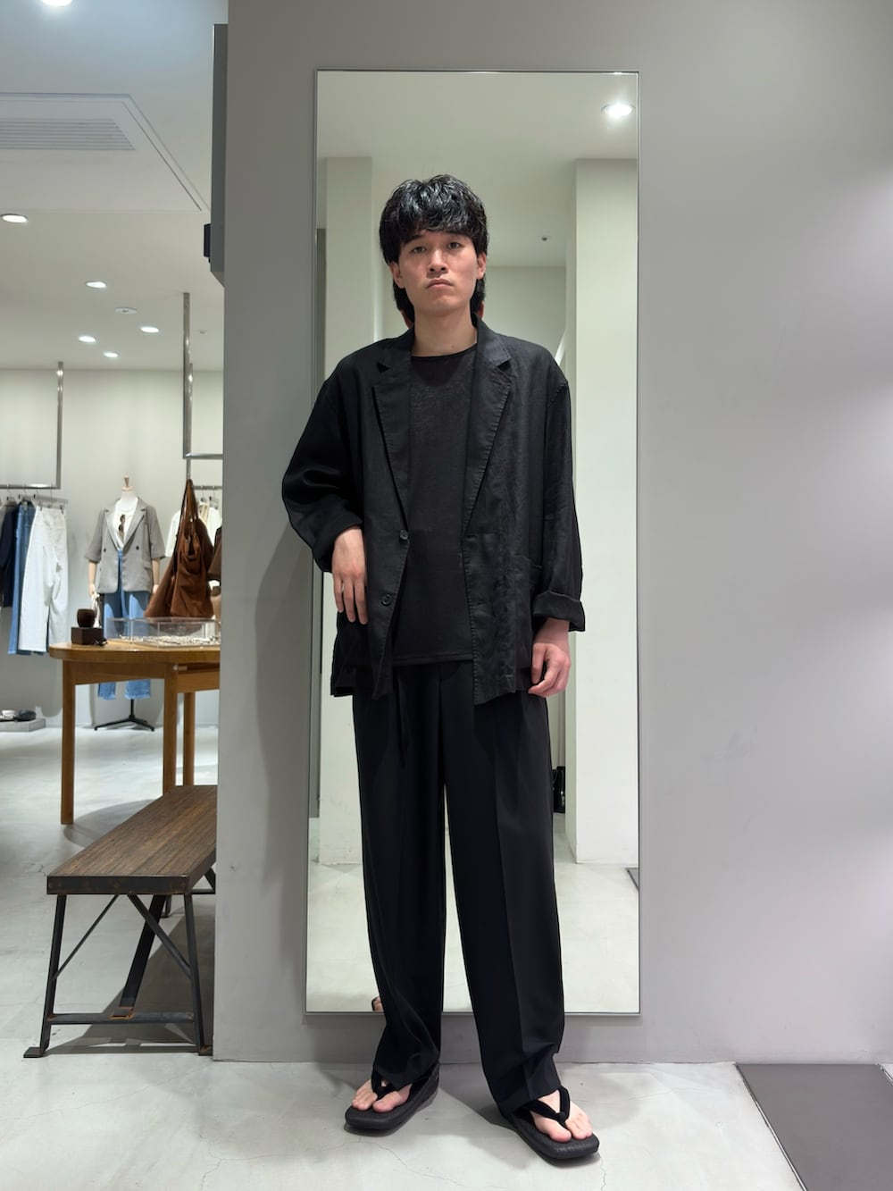 ブラック系のTシャツ/カットソー、ブラック系のその他アウターを着用したメンズの春コーディネートの4枚目の写真