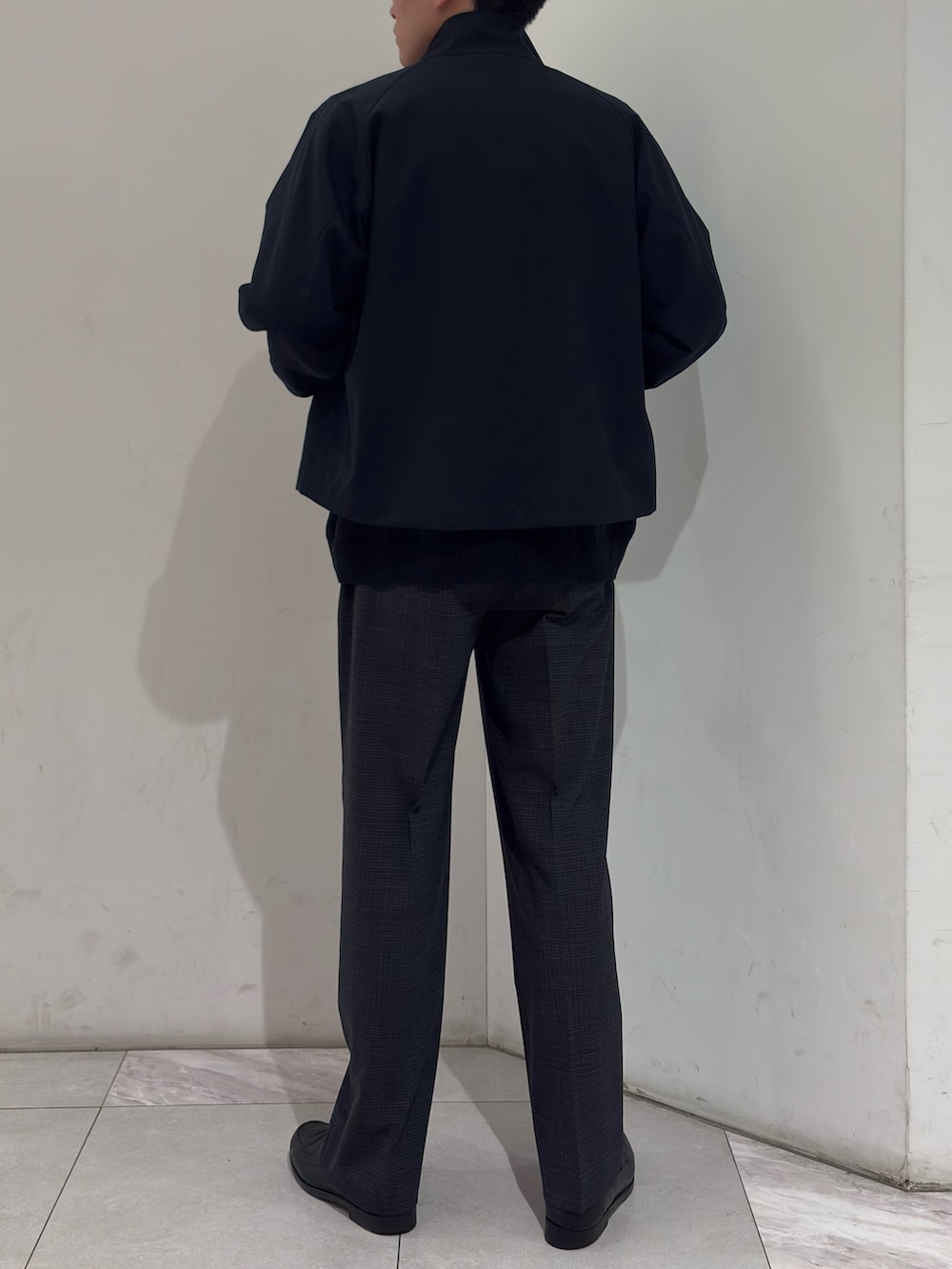 ブルー系のその他アウター、グレー系のその他パンツを着用したメンズの春コーディネートの6枚目の写真