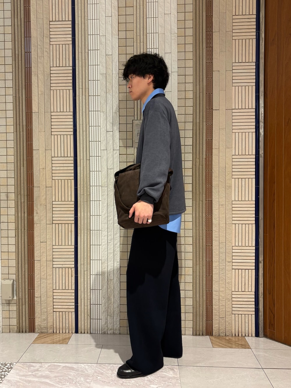 グレー系のその他トップス、ブルー系のシャツ/ブラウス、ブラウン系のトートバッグを着用したメンズの秋コーディネートの5枚目の写真