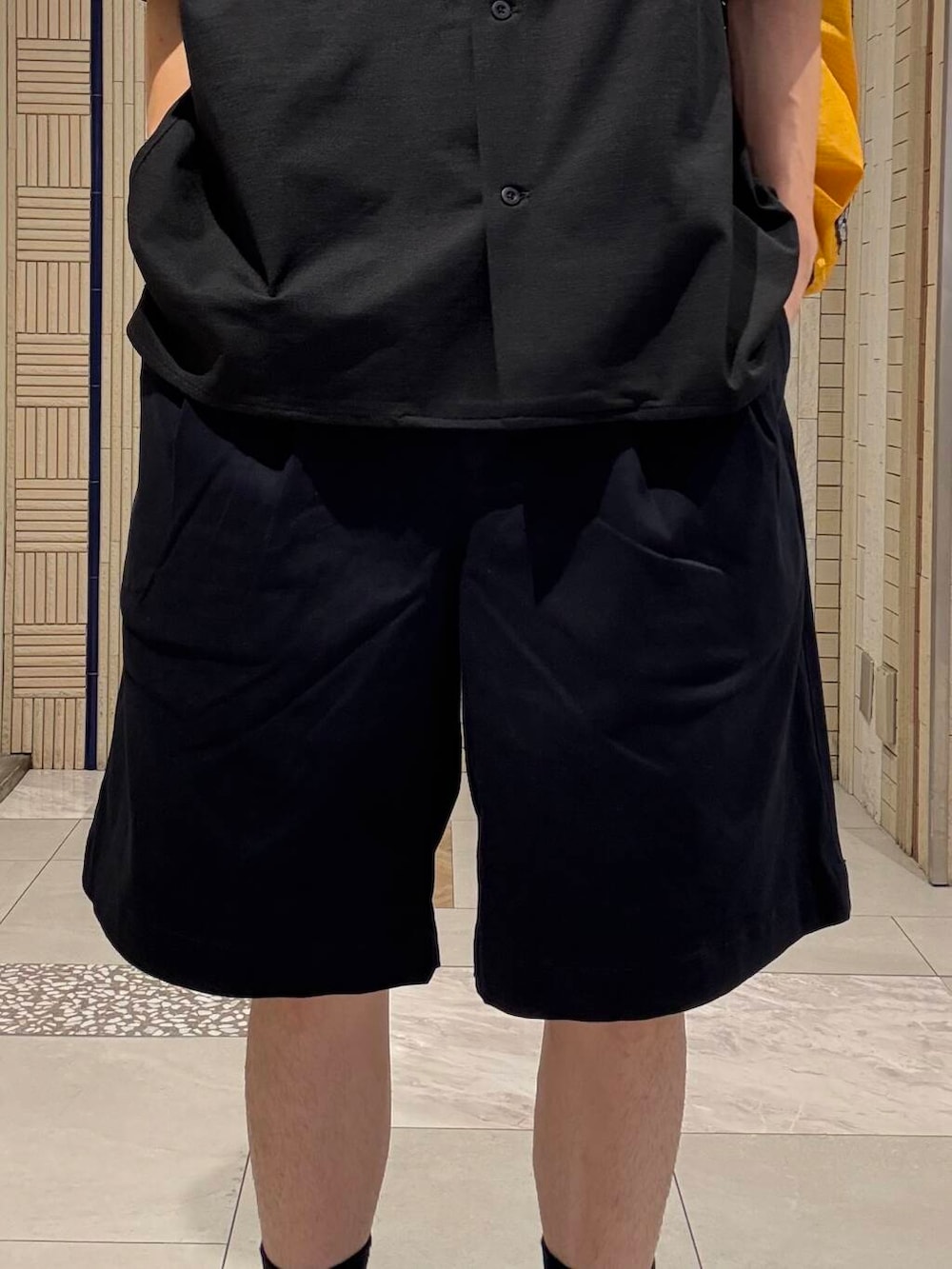 ブルー系のシャツ/ブラウス、ブルー系のその他パンツを着用したメンズの夏コーディネートの5枚目の写真