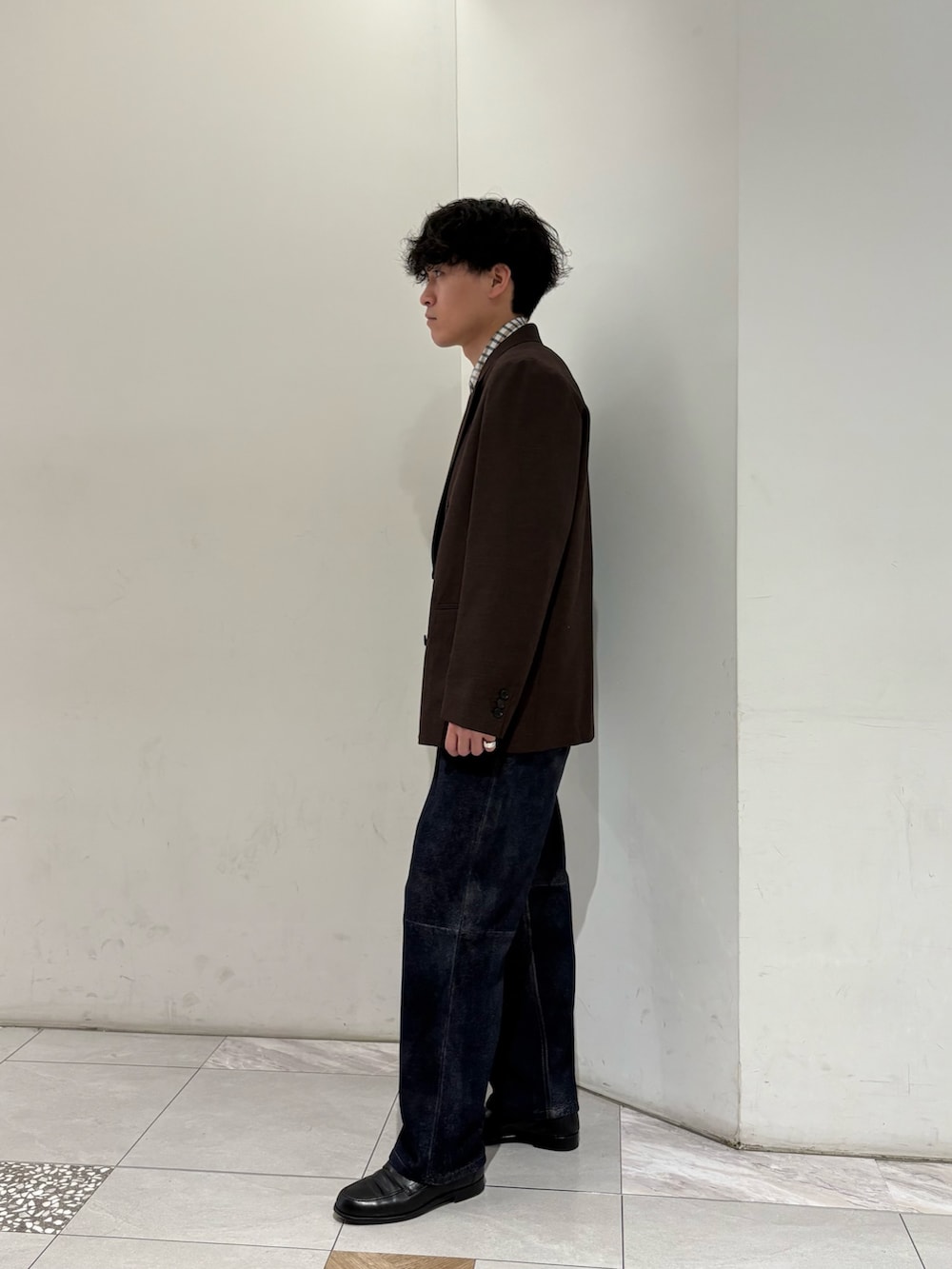 ブラウン系のその他アウター、ホワイト系のシャツ/ブラウス、ブルー系のその他パンツを着用したメンズの冬コーディネートの5枚目の写真