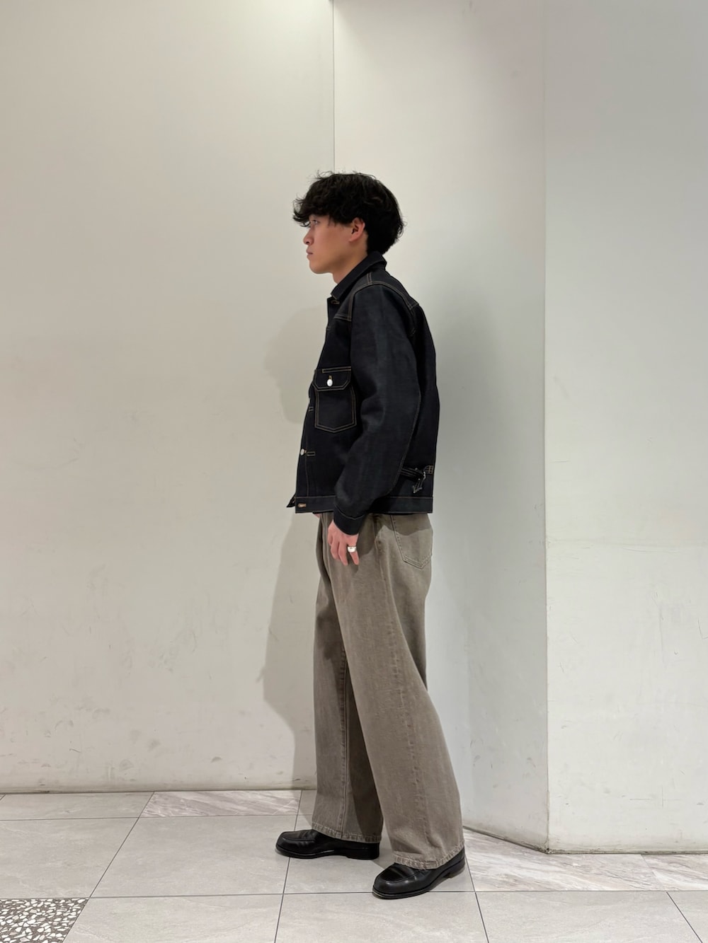 ブルー系のデニムジャケット、ブラウン系のデニムパンツを着用したメンズの冬コーディネートの4枚目の写真