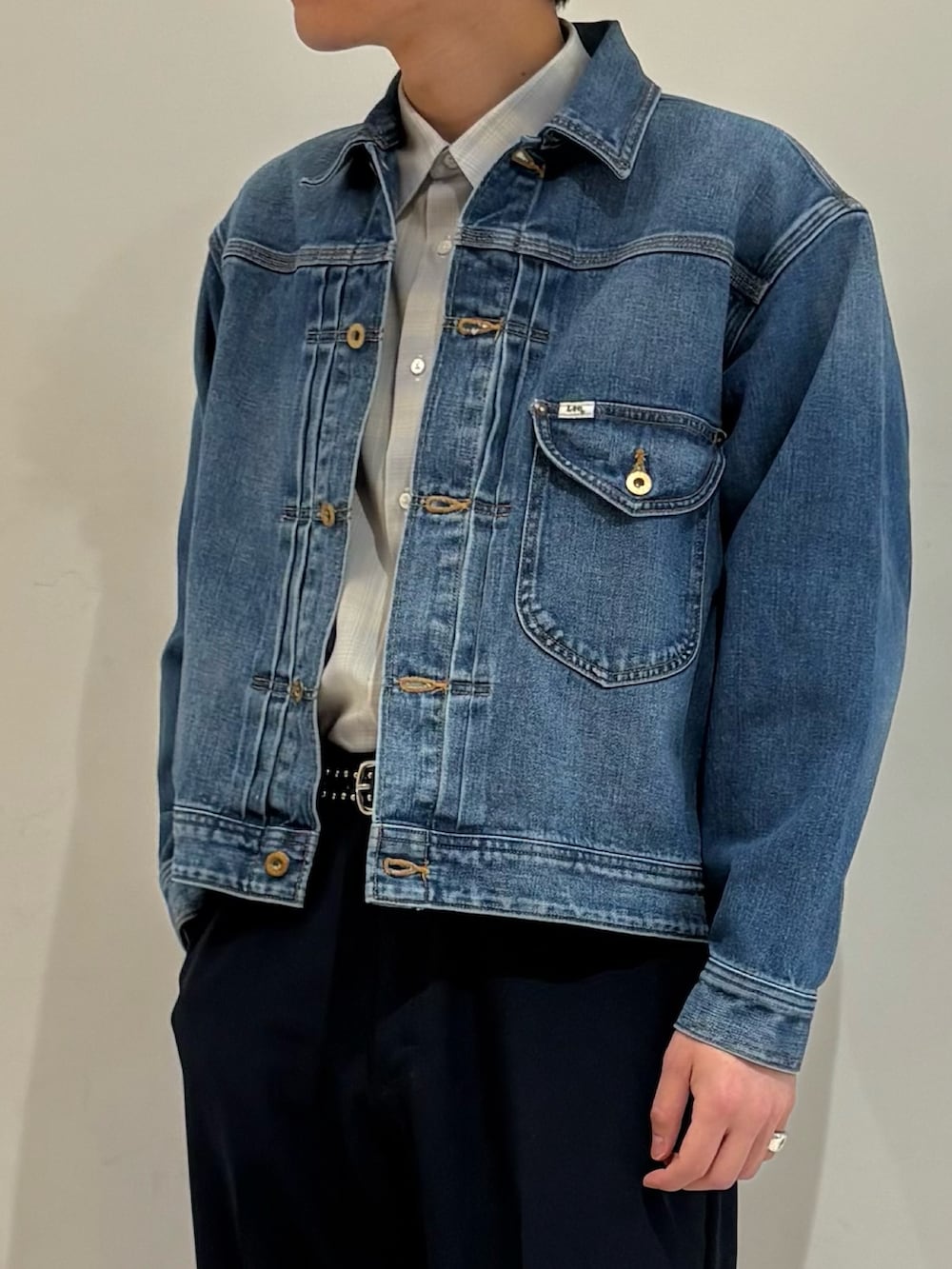 ブルー系のデニムジャケット、その他のシャツ/ブラウス、ブルー系のその他パンツを着用したメンズの冬コーディネートの3枚目の写真