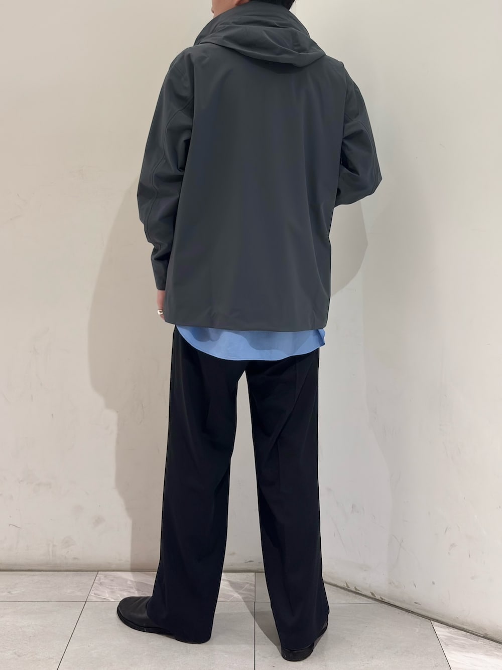 グレー系のマウンテンパーカー、ブルー系のシャツ/ブラウス、ブルー系のその他パンツを着用したメンズの春コーディネートの6枚目の写真