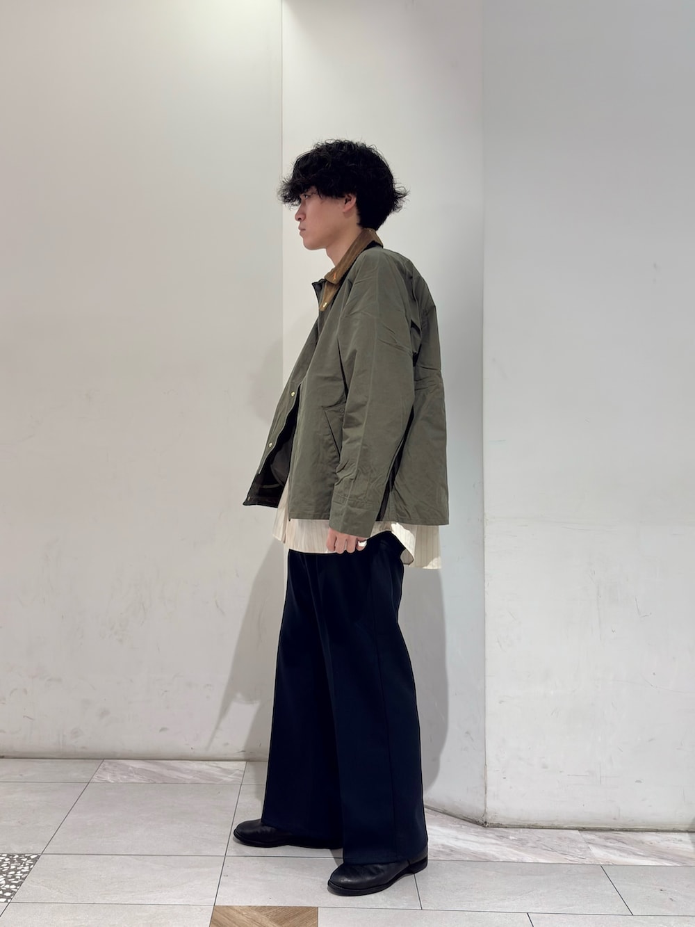 グリーン系のその他アウター、ホワイト系のシャツ/ブラウス、ブルー系のその他パンツを着用したメンズの春コーディネートの4枚目の写真