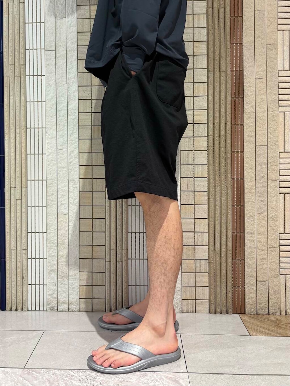 ブルー系のその他パンツ、ブラック系のショルダーバッグ、シルバー系のサンダルを着用したメンズの夏コーディネートの6枚目の写真