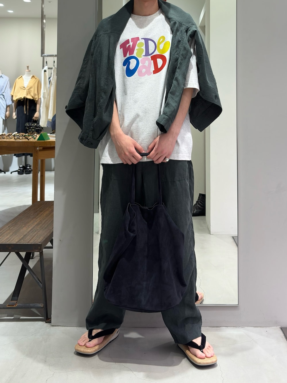 ホワイト系のTシャツ/カットソー、グリーン系のカバーオール、ホワイト系のその他シューズを着用したメンズの夏コーディネートの2枚目の写真