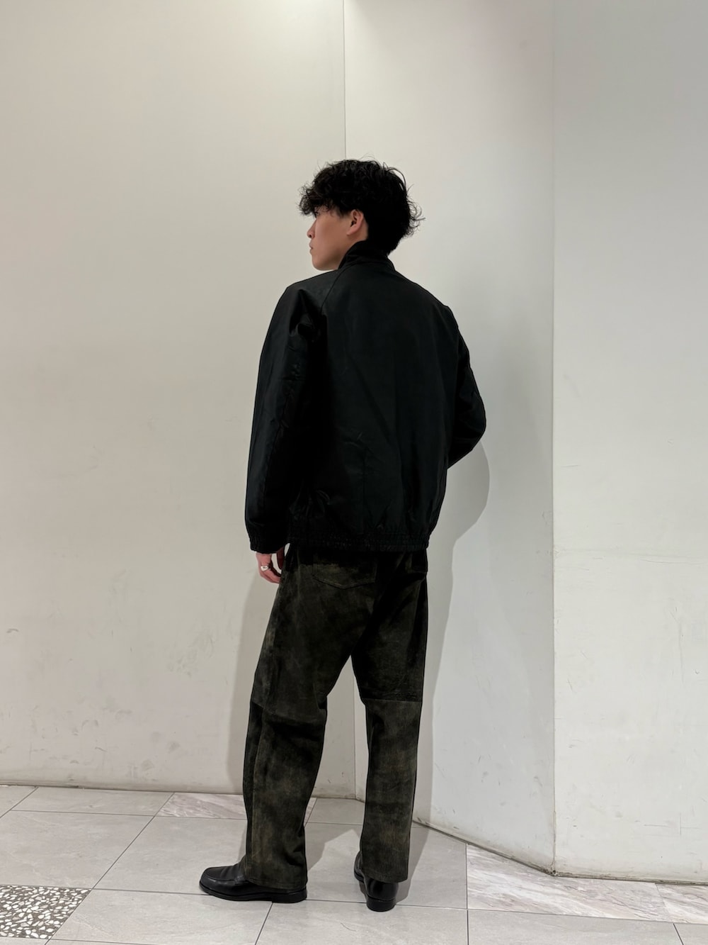 ブラック系のブルゾン、ブラック系のその他パンツを着用したメンズの冬コーディネートの6枚目の写真