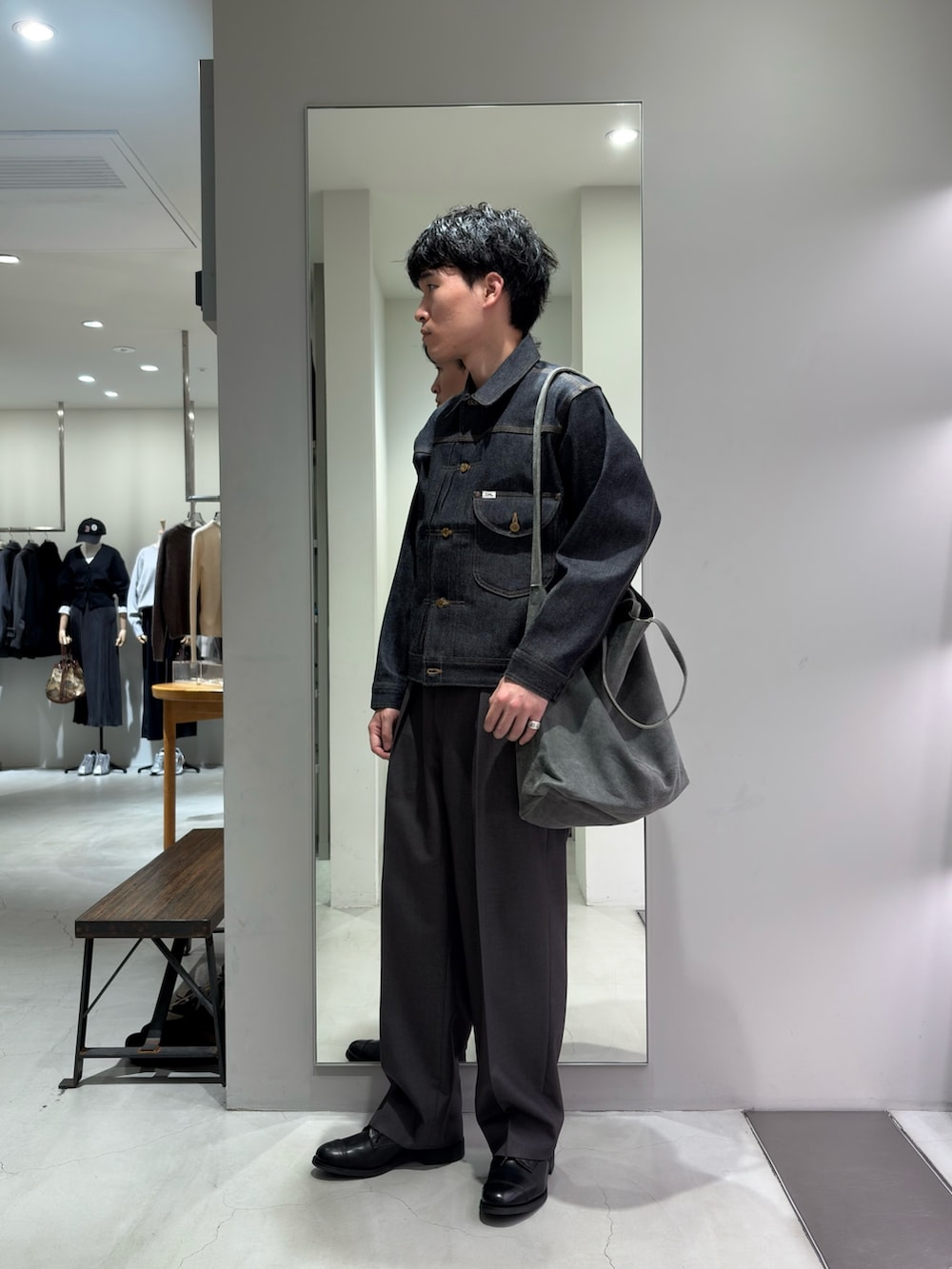 グレー系のその他パンツ、ブラック系のドレスシューズ、ブルー系のデニムジャケットを着用したメンズの秋コーディネートの4枚目の写真