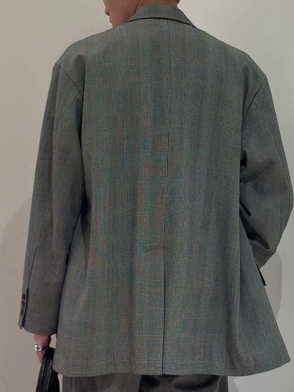 イエロー系のニット/セーター、ブラック系のブーツを着用したメンズの春コーディネートの7枚目の写真