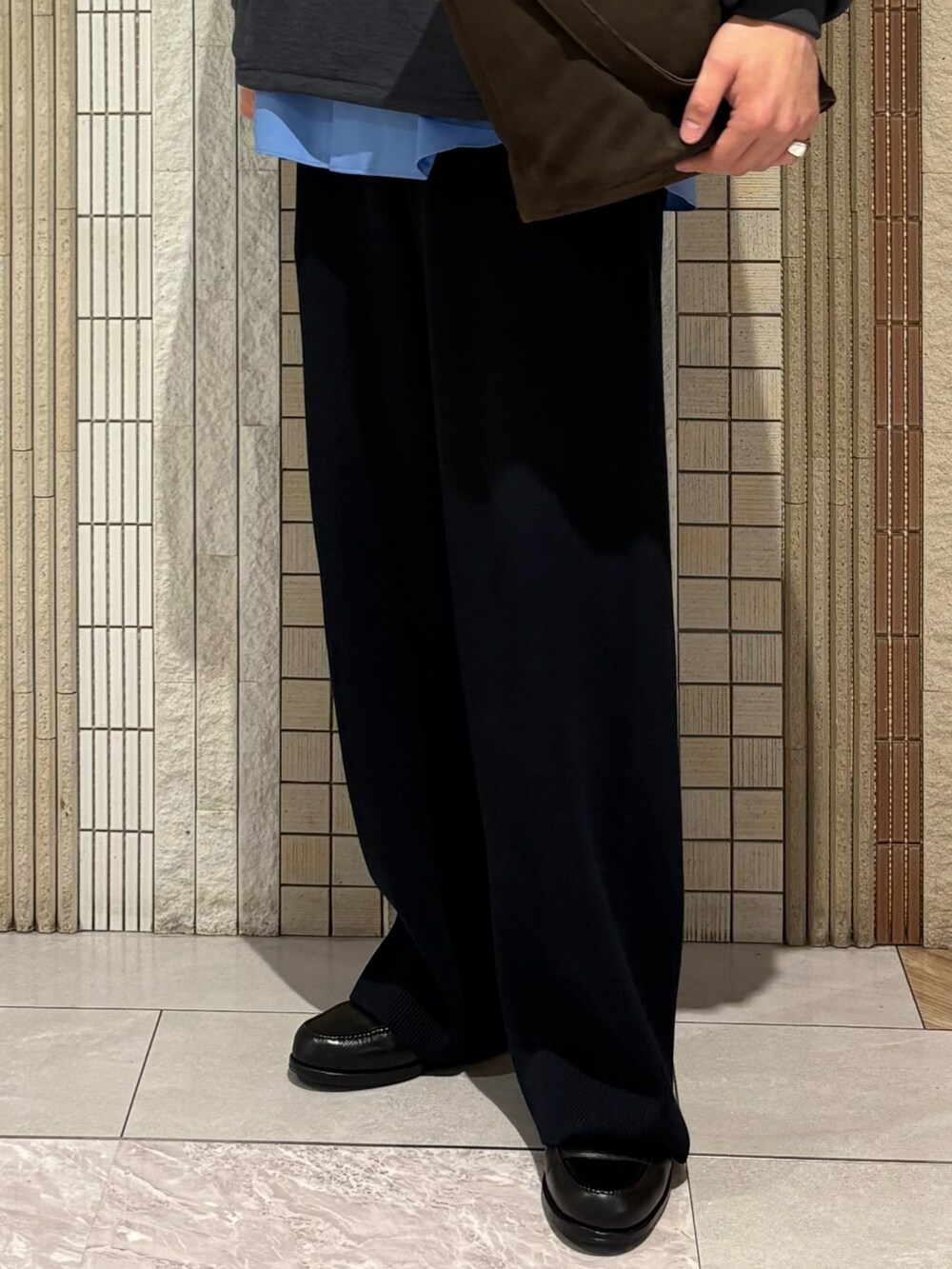 グレー系のその他トップス、ブルー系のシャツ/ブラウス、ブラウン系のトートバッグを着用したメンズの秋コーディネートの4枚目の写真