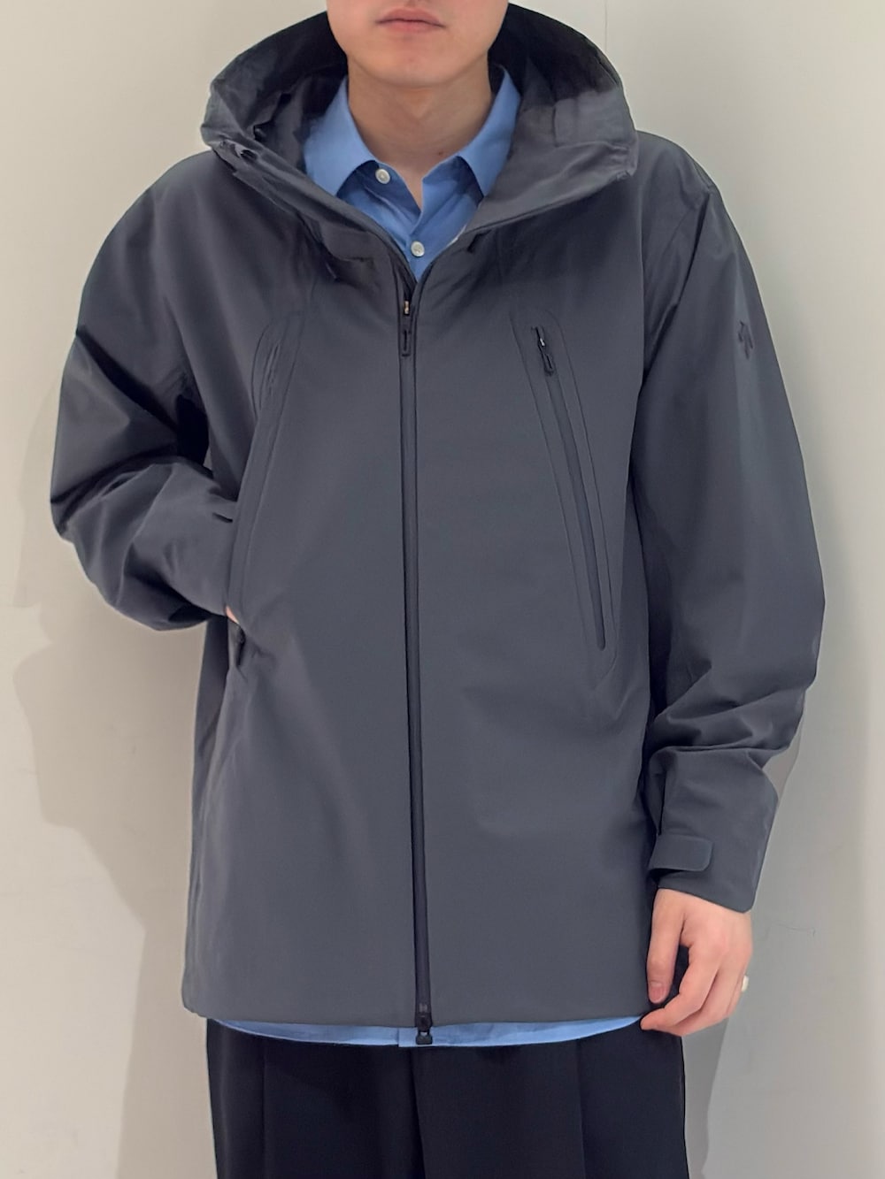 グレー系のマウンテンパーカー、ブルー系のシャツ/ブラウス、ブルー系のその他パンツを着用したメンズの春コーディネートの4枚目の写真