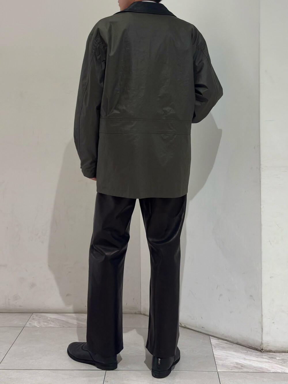 グリーン系のその他アウター、ホワイト系のシャツ/ブラウスを着用したメンズの春コーディネートの6枚目の写真