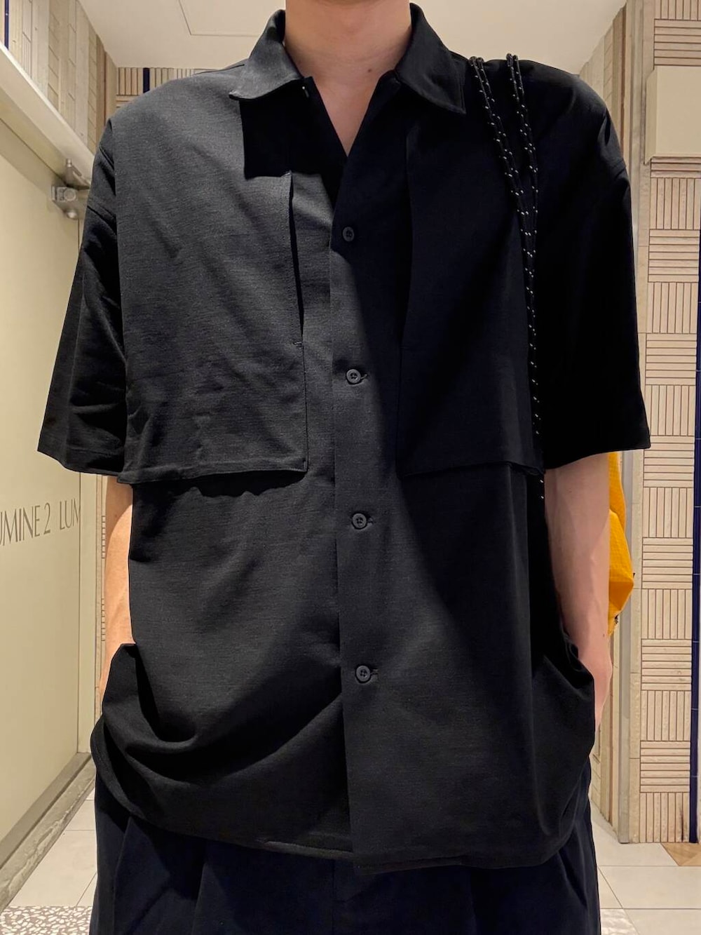 ブルー系のシャツ/ブラウス、ブルー系のその他パンツを着用したメンズの夏コーディネートの4枚目の写真