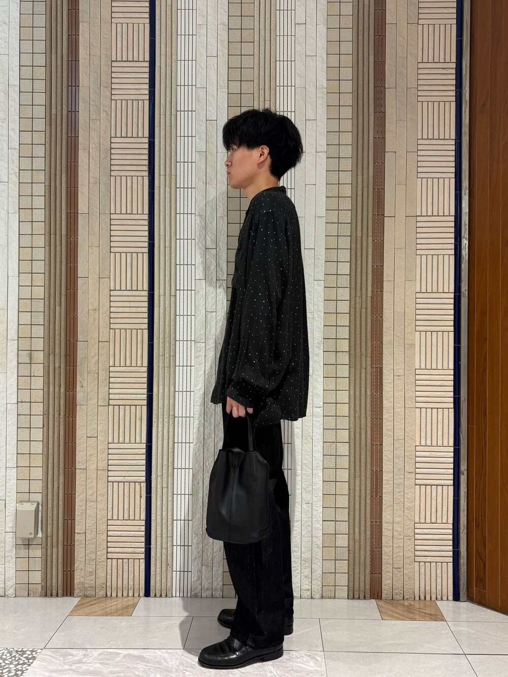 ブラック系のショルダーバッグを着用したメンズの秋コーディネートの3枚目の写真