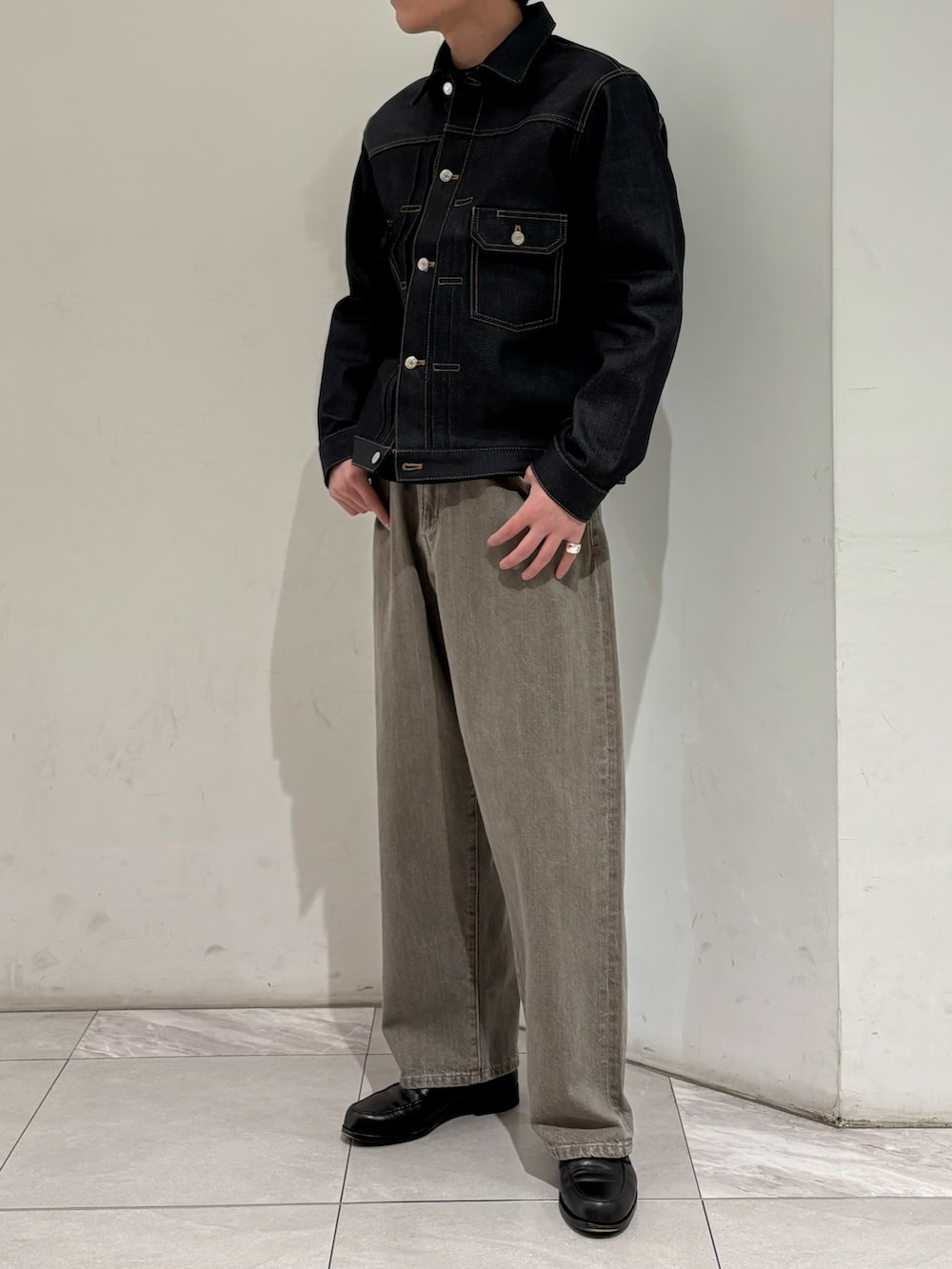 ブルー系のデニムジャケット、ブラウン系のデニムパンツを着用したメンズの冬コーディネートの2枚目の写真