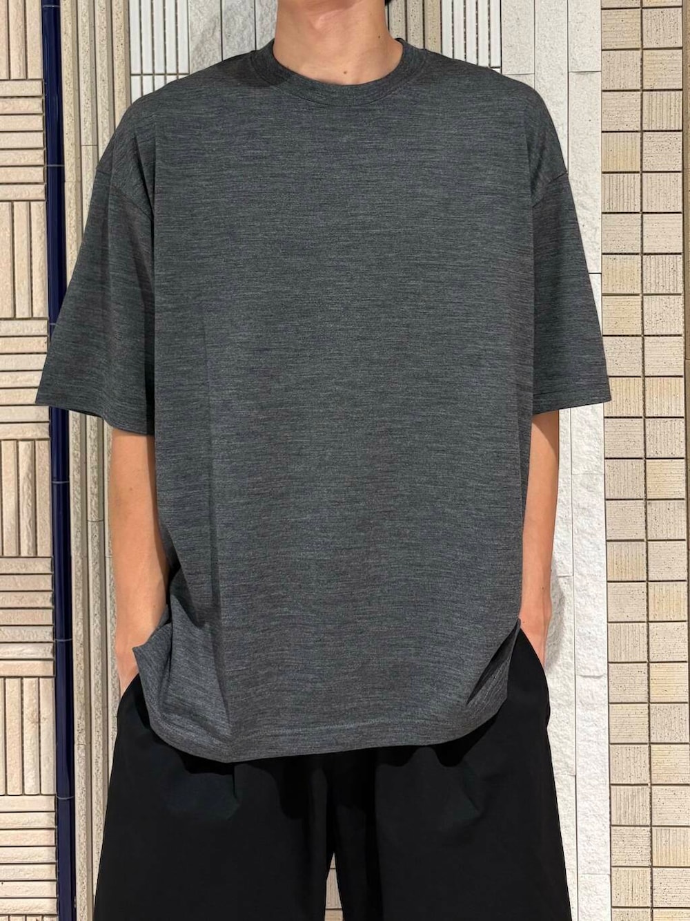 ブルー系のその他パンツ、ブラック系のショルダーバッグ、グレー系のTシャツ/カットソーを着用したメンズの夏コーディネートの5枚目の写真