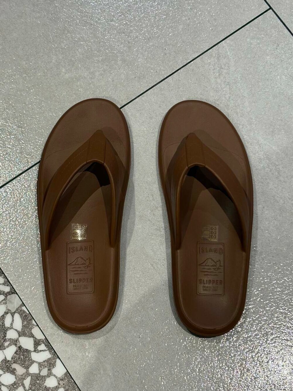 ブルー系のその他パンツ、ブルー系のポロシャツ、ブラウン系のサンダルを着用したメンズの夏コーディネートの6枚目の写真