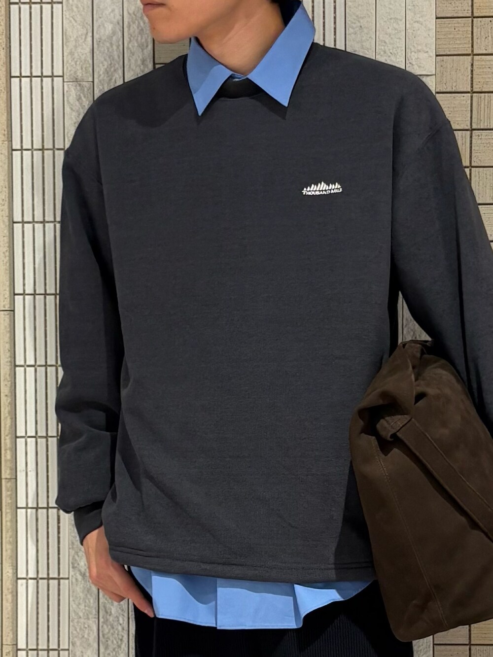 グレー系のその他トップス、ブルー系のシャツ/ブラウス、ブラウン系のトートバッグを着用したメンズの秋コーディネートの3枚目の写真