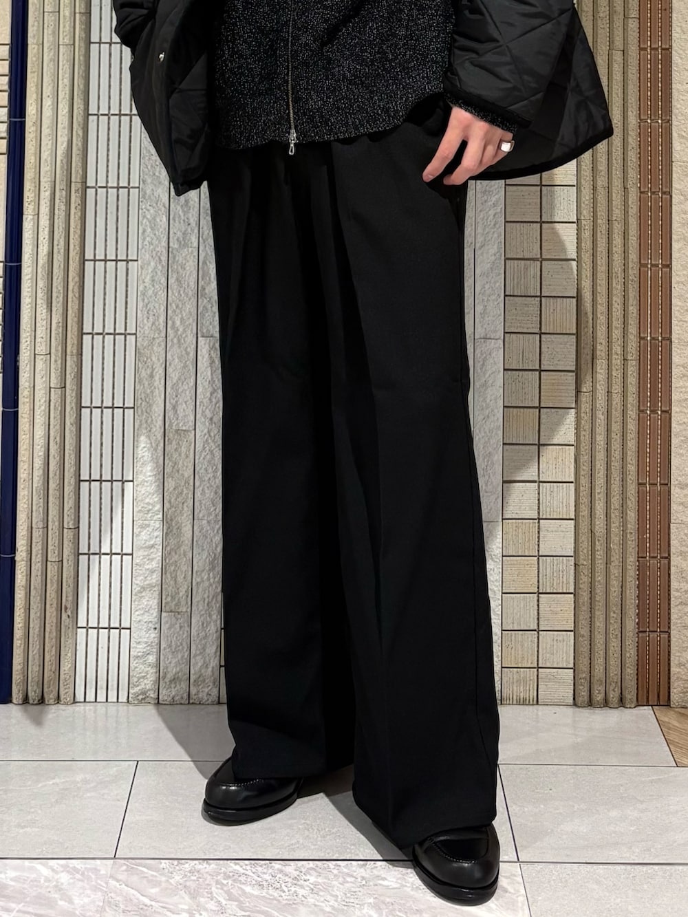 ブラック系のダウンジャケット/コート、ブラック系のテーラードジャケット、ブラック系のその他パンツを着用したメンズの秋コーディネートの5枚目の写真