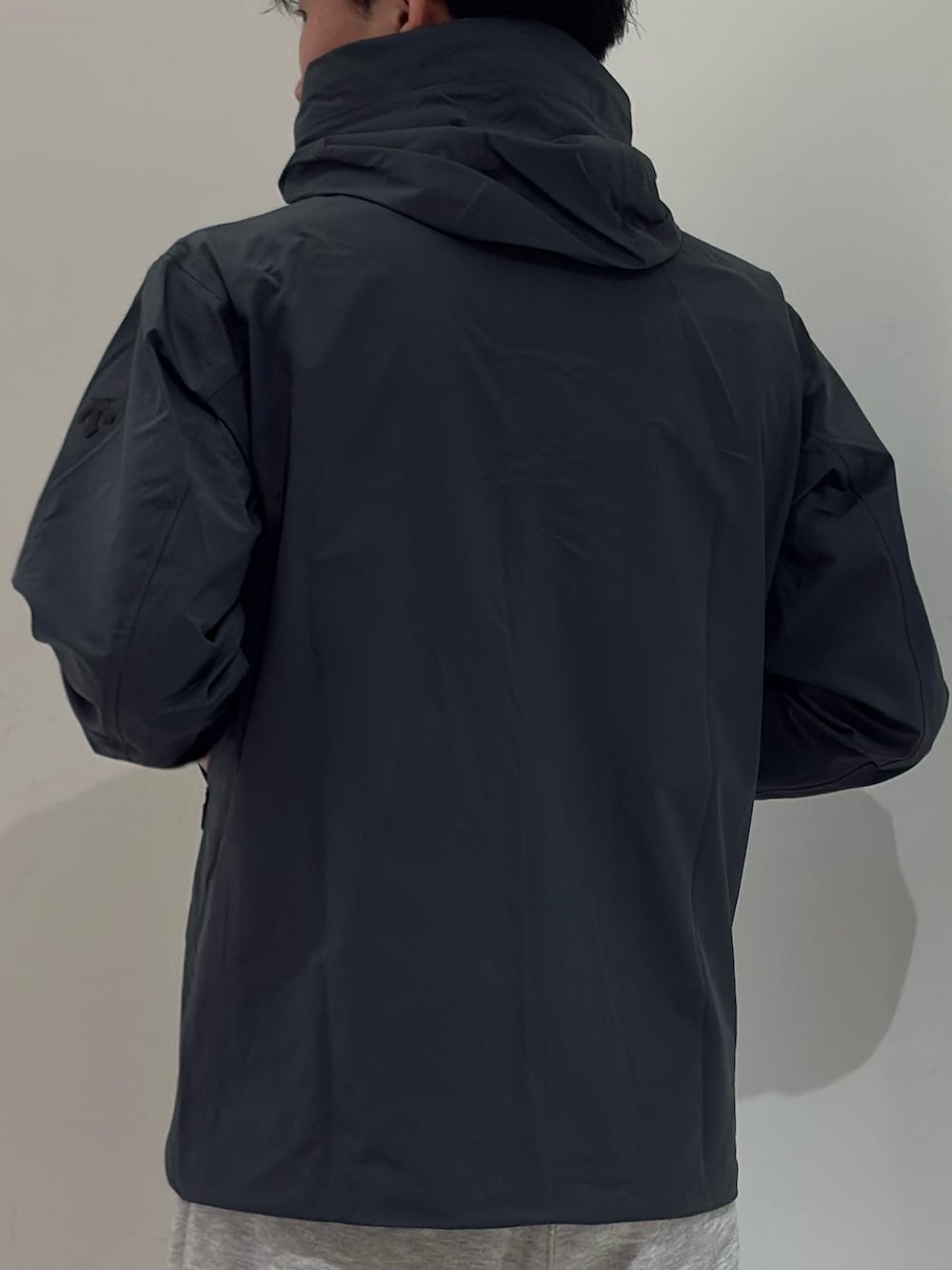 グレー系のマウンテンパーカー、グレー系のその他パンツ、シルバー系のスニーカーを着用したメンズの春コーディネートの7枚目の写真