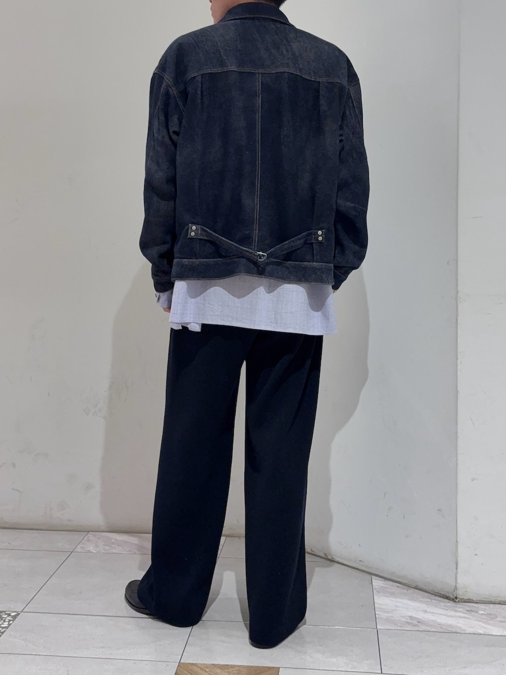 ブルー系のテーラードジャケット、ブルー系のその他パンツを着用したメンズの冬コーディネートの8枚目の写真