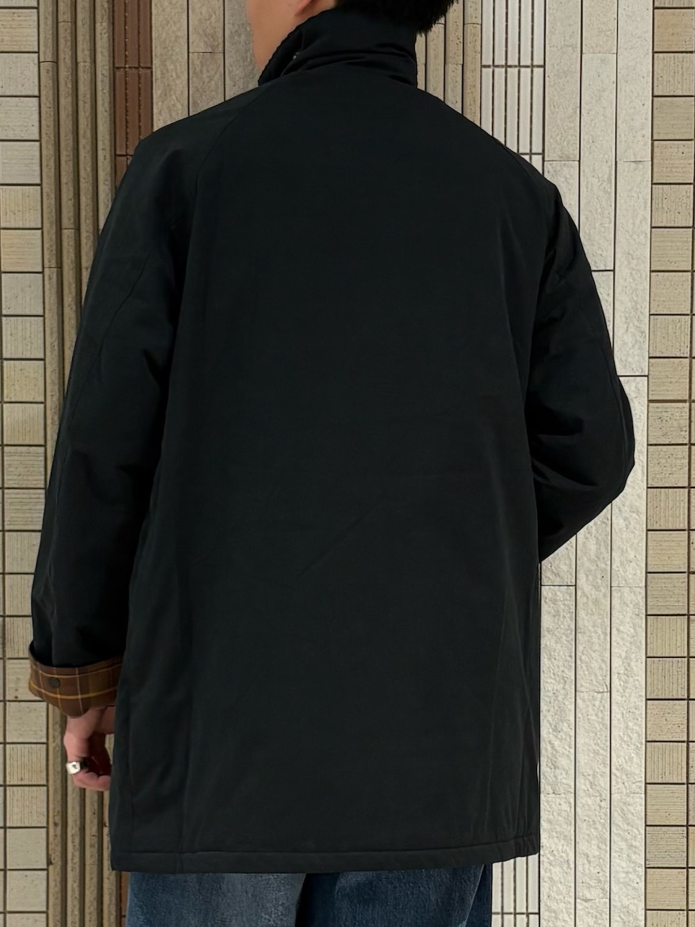 ブルー系のその他アウター、ブルー系のニット/セーター、ブルー系のデニムパンツを着用したメンズの秋コーディネートの7枚目の写真