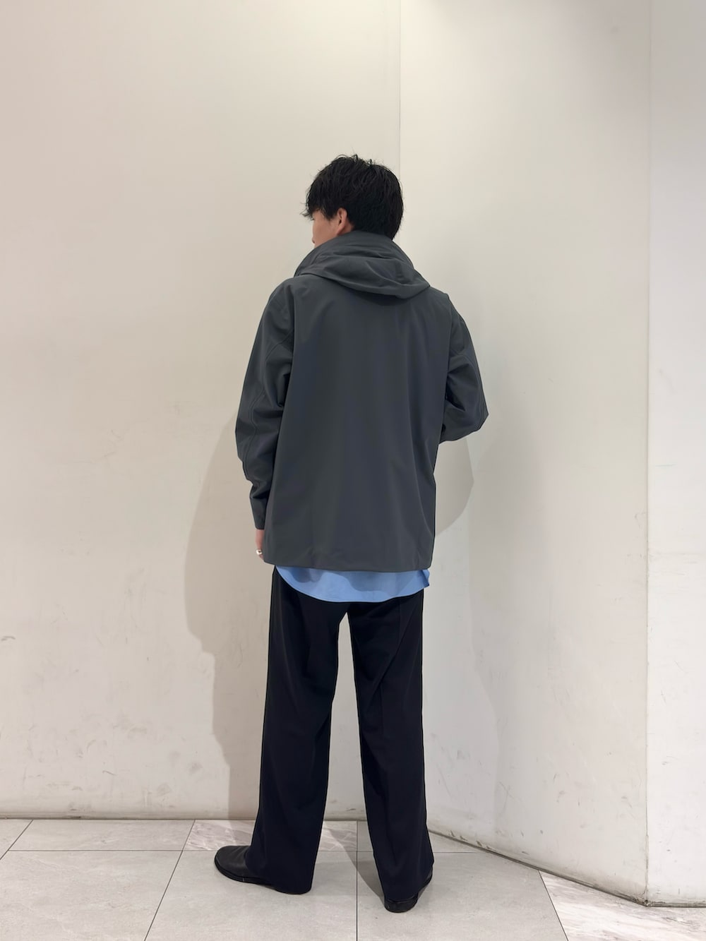 グレー系のマウンテンパーカー、ブルー系のシャツ/ブラウス、ブルー系のその他パンツを着用したメンズの春コーディネートの5枚目の写真