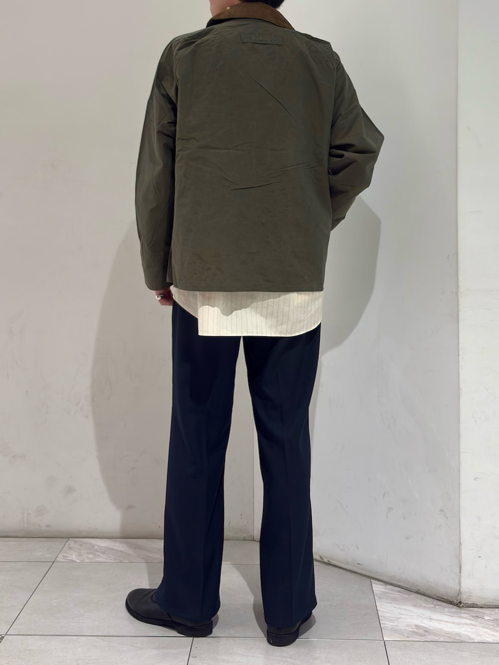 グリーン系のその他アウター、ホワイト系のシャツ/ブラウス、ブルー系のその他パンツを着用したメンズの春コーディネートの6枚目の写真