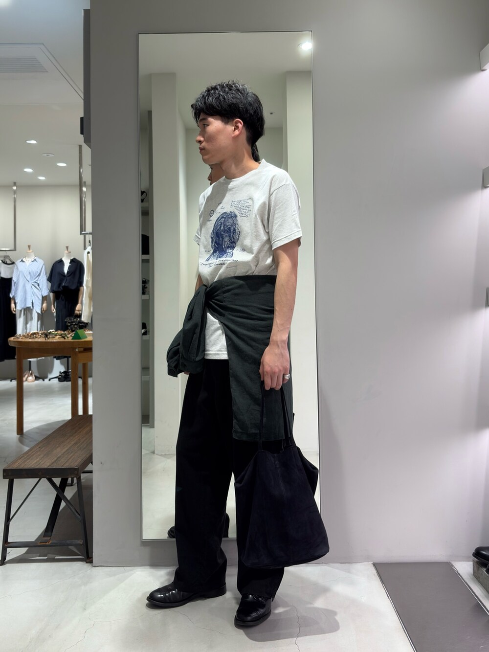 グレー系のTシャツ/カットソー、ブルー系のトートバッグ、グリーン系のカバーオールを着用したメンズの夏コーディネートの4枚目の写真
