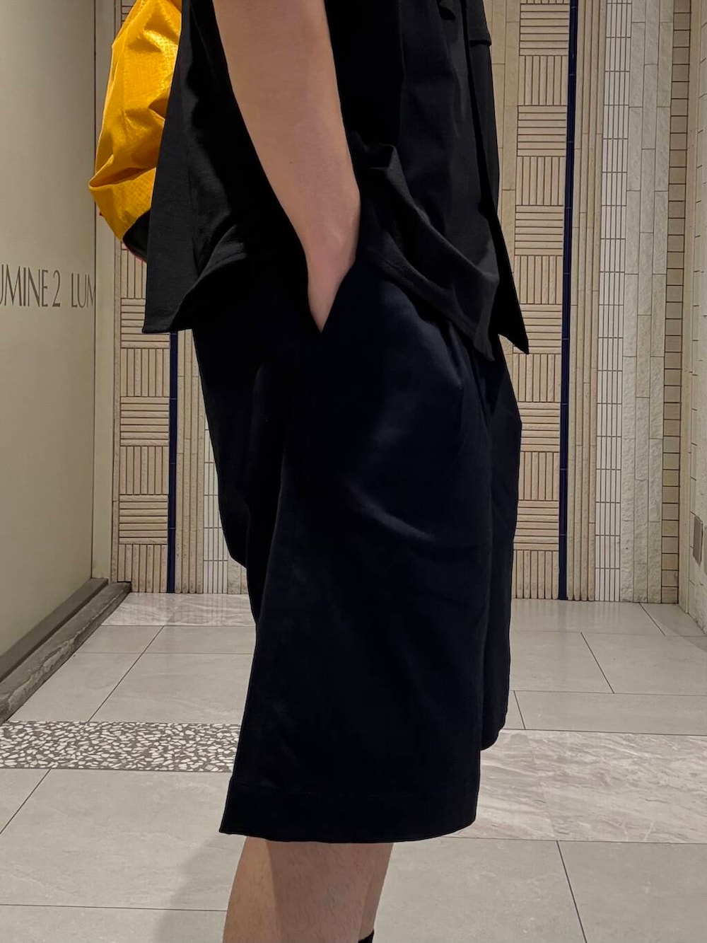 ブルー系のシャツ/ブラウス、ブルー系のその他パンツを着用したメンズの夏コーディネートの6枚目の写真