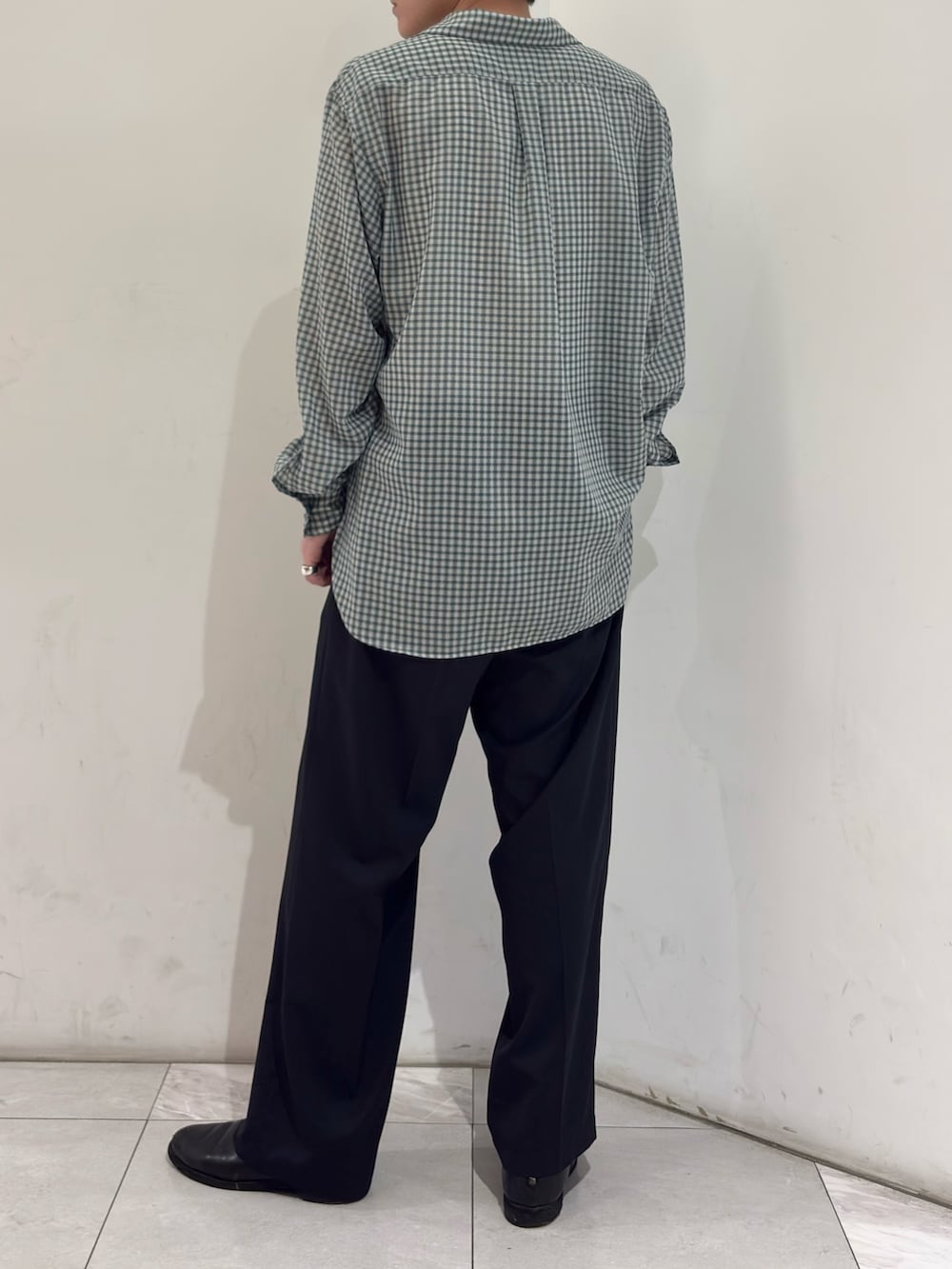 グリーン系のシャツ/ブラウス、ブルー系のその他パンツ、ブラック系のブーツを着用したメンズの春コーディネートの6枚目の写真