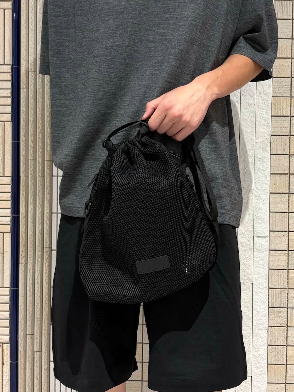 ブルー系のその他パンツ、ブラック系のショルダーバッグ、グレー系のTシャツ/カットソーを着用したメンズの夏コーディネートの8枚目の写真