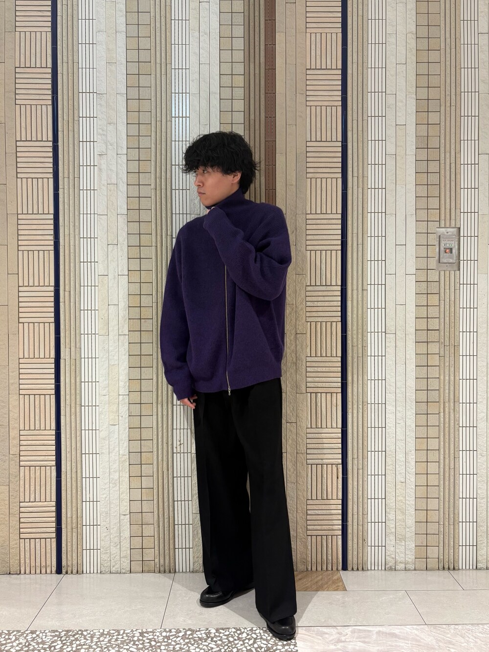グレー系のその他アウター、ブラック系のその他パンツ、パープル系のテーラードジャケットを着用したメンズの秋コーディネートの6枚目の写真