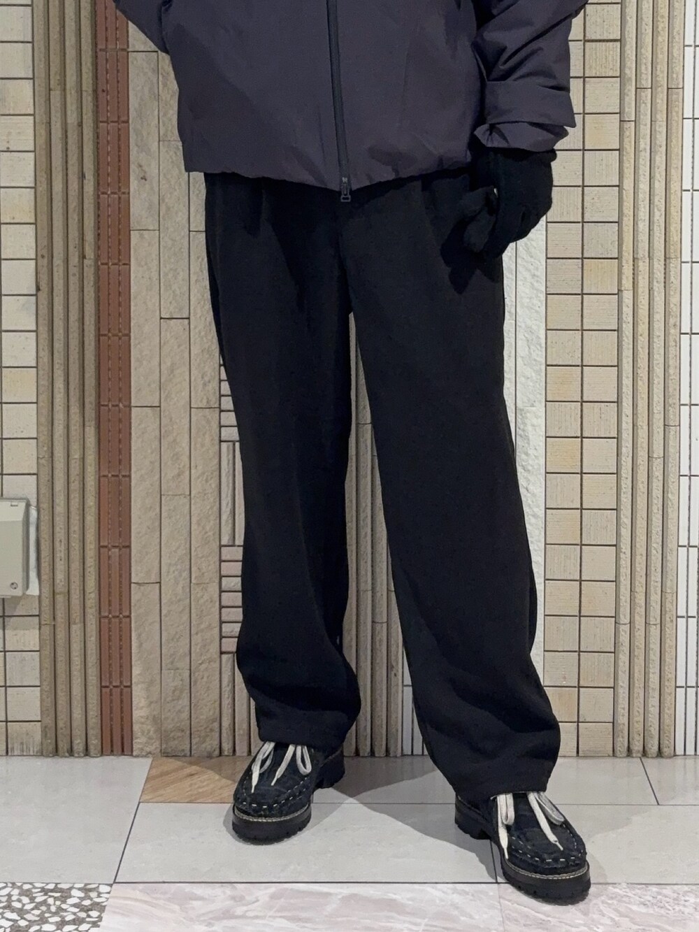 グリーン系のその他アウター、ブラック系のニット/セーター、ブラック系のその他パンツを着用したメンズの秋コーディネートの4枚目の写真