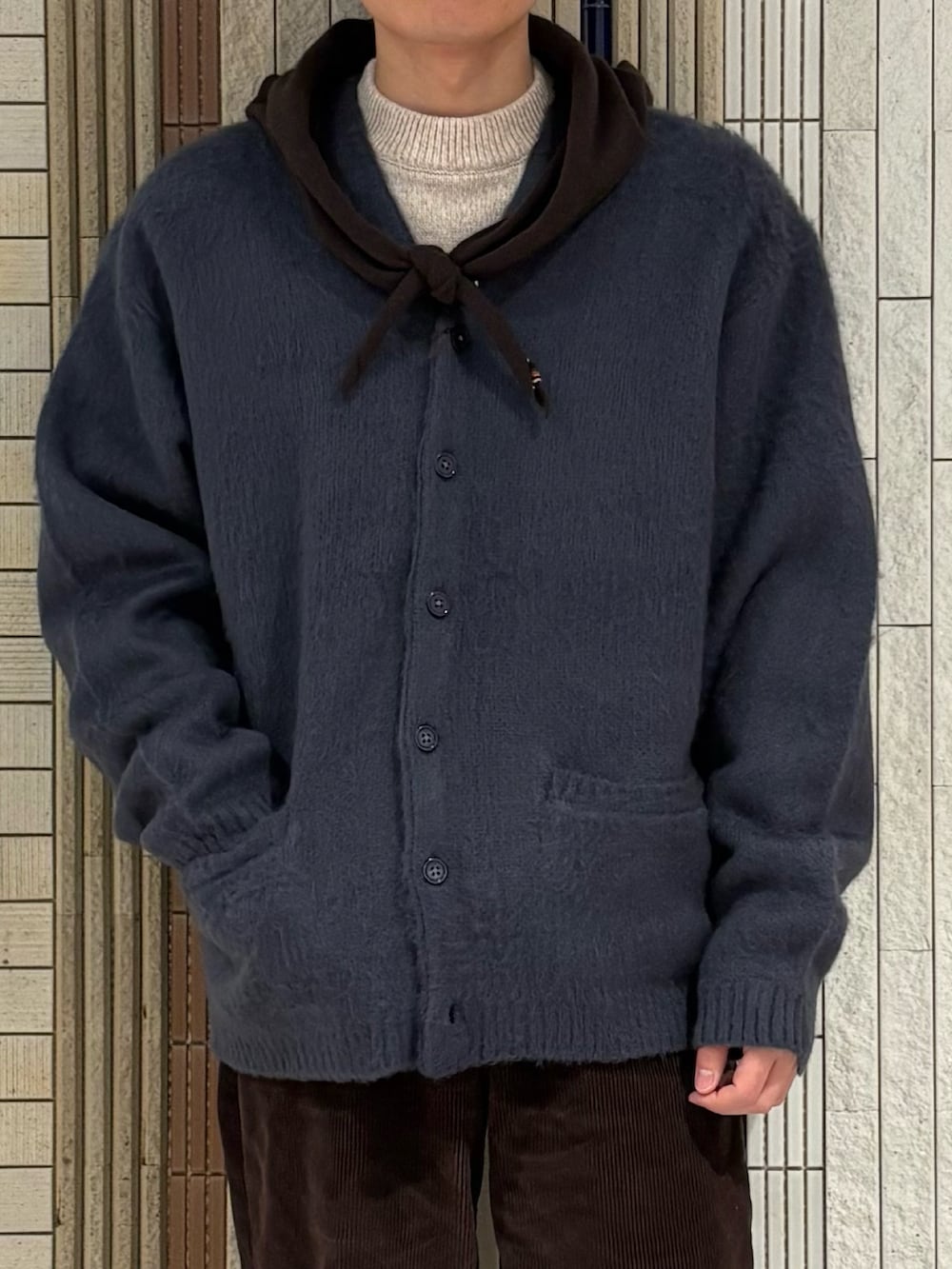 ブルー系のカーディガン/ボレロ、ベージュ系のニット/セーター、ブラウン系のバンダナ/スカーフを着用したメンズの冬コーディネートの5枚目の写真