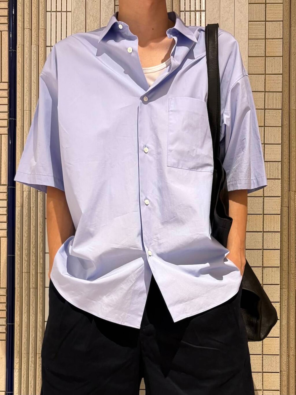 ブルー系のシャツ/ブラウス、ブルー系のその他パンツを着用したメンズの夏コーディネートの4枚目の写真