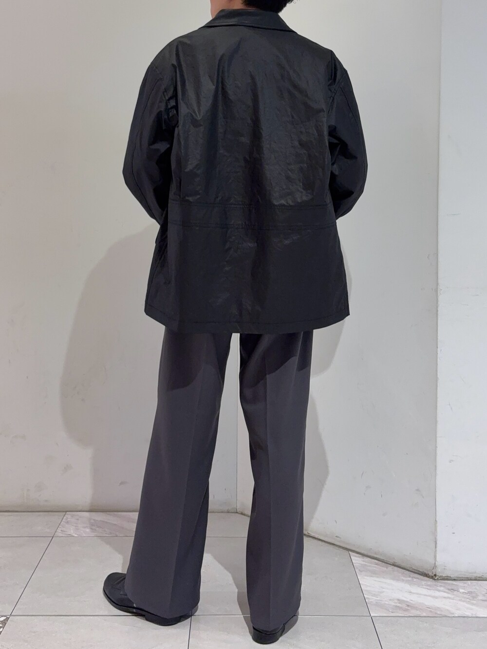 ブラック系のその他アウター、ブラック系のカーディガン/ボレロ、グレー系のその他パンツを着用したメンズの冬コーディネートの6枚目の写真