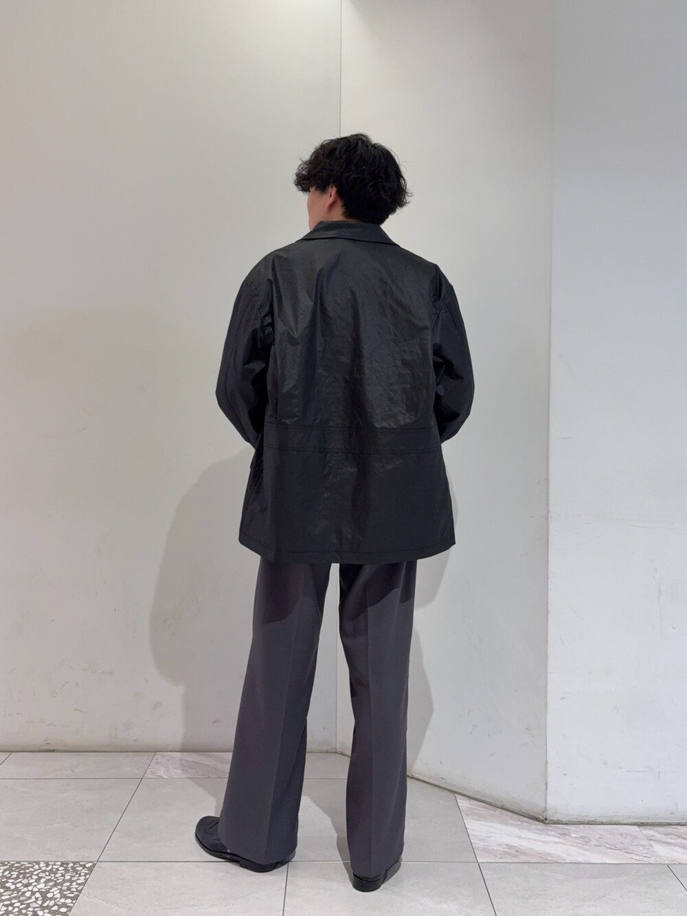 ブラック系のその他アウター、ブラック系のカーディガン/ボレロ、グレー系のその他パンツを着用したメンズの冬コーディネートの5枚目の写真