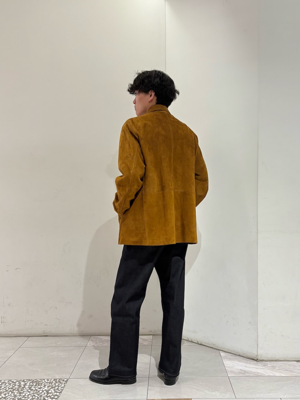 ブルー系のデニムパンツ、ブラウン系のその他アウターを着用したメンズの冬コーディネートの5枚目の写真