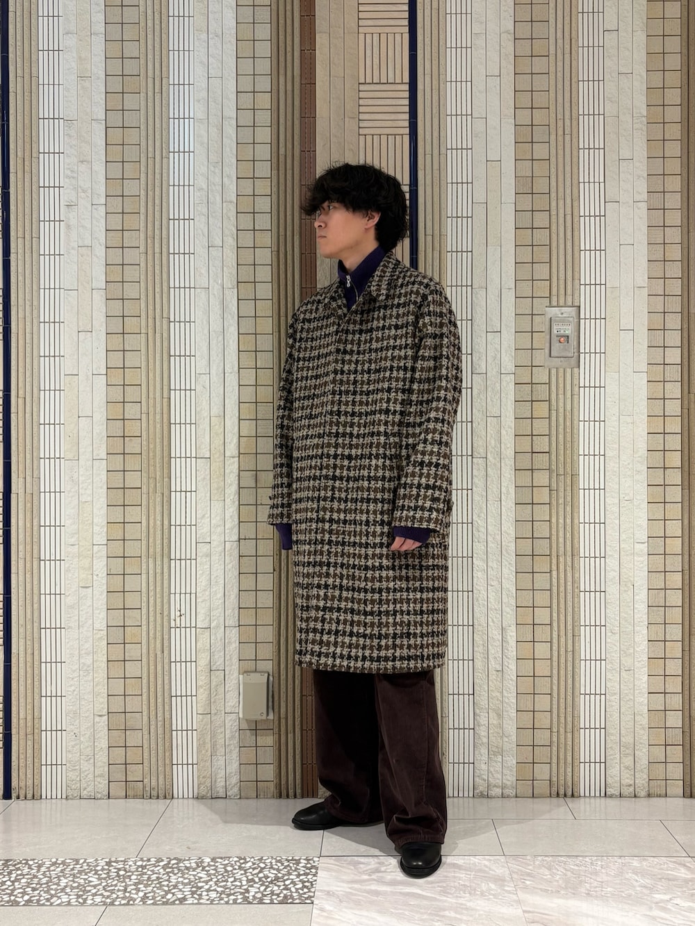 ベージュ系のステンカラーコート、パープル系のテーラードジャケットを着用したメンズの冬コーディネートの2枚目の写真