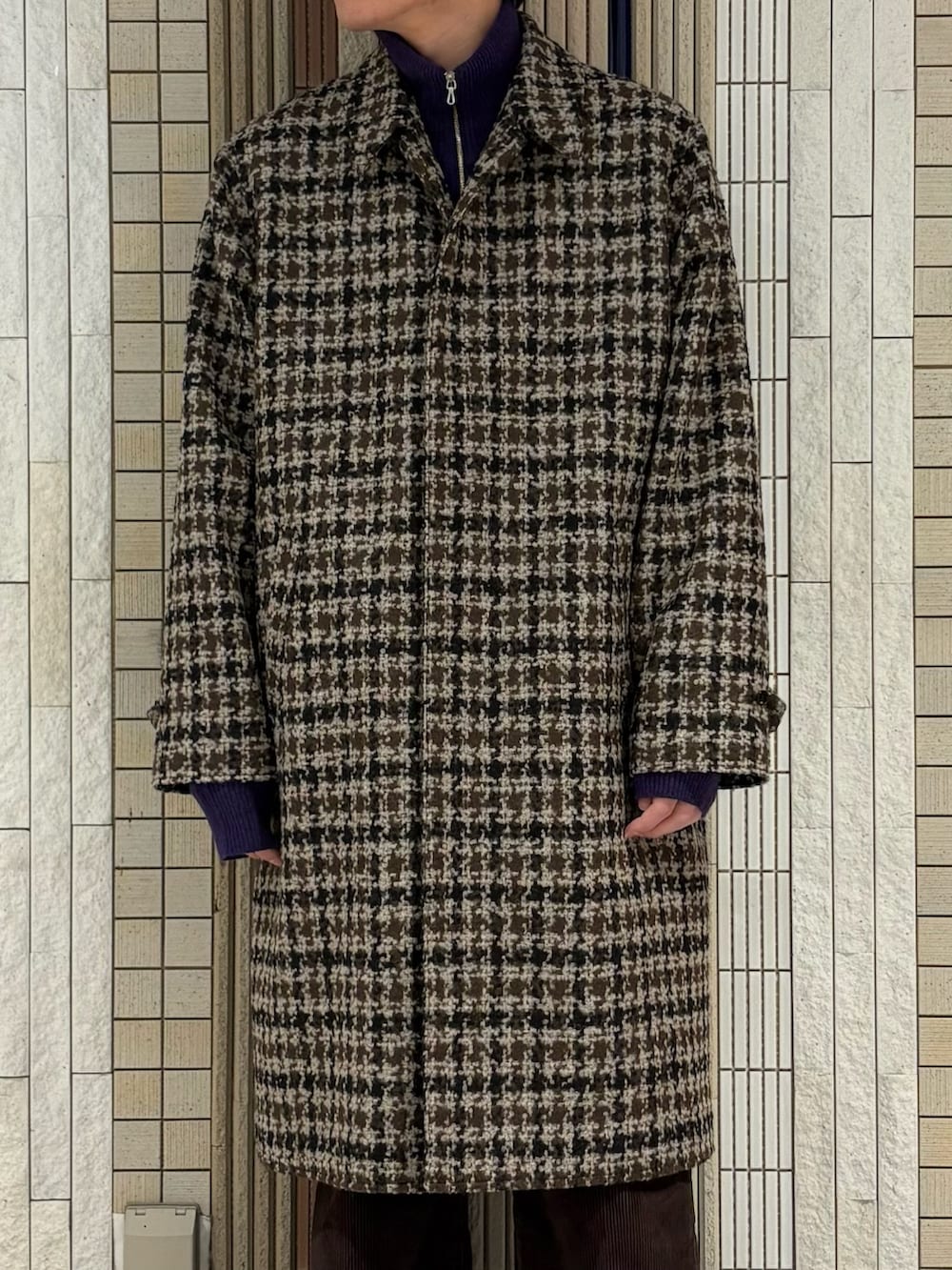 ベージュ系のステンカラーコート、パープル系のテーラードジャケットを着用したメンズの冬コーディネートの4枚目の写真