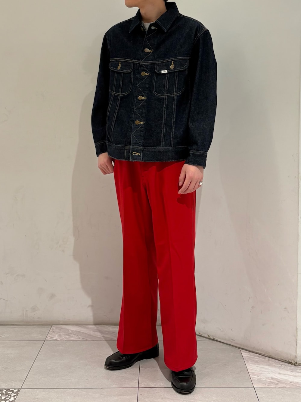 レッド系のその他パンツ、ブルー系のデニムジャケットを着用したメンズの冬コーディネートの2枚目の写真