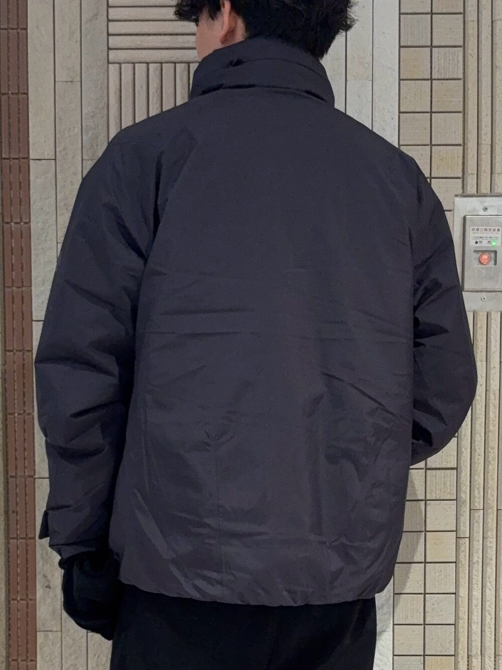 グリーン系のその他アウター、ブラック系のニット/セーター、ブラック系のその他パンツを着用したメンズの秋コーディネートの8枚目の写真