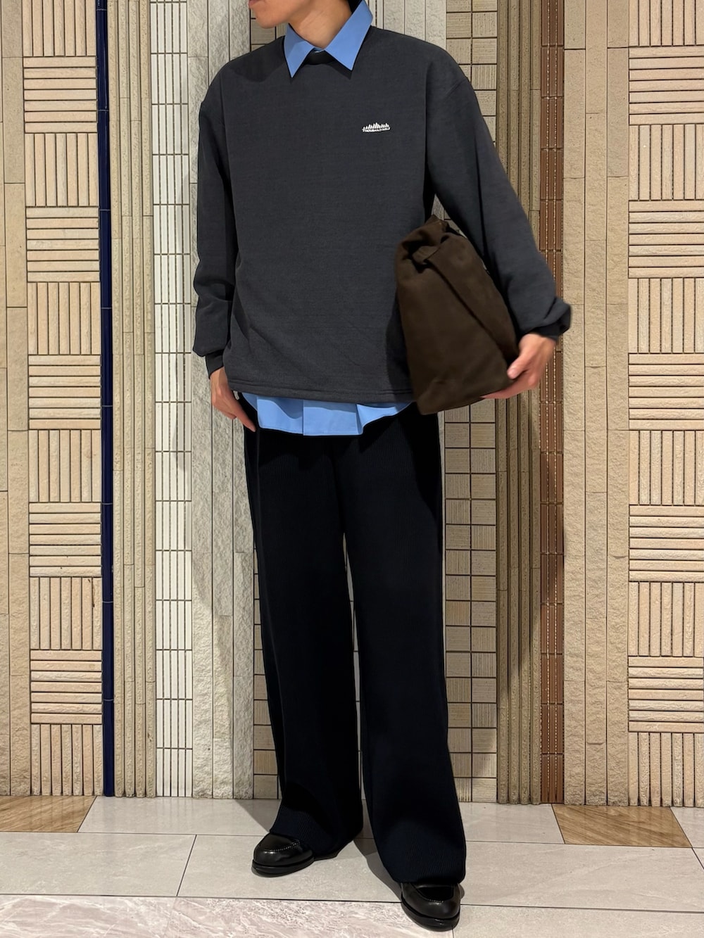 グレー系のその他トップス、ブルー系のシャツ/ブラウス、ブラウン系のトートバッグを着用したメンズの秋コーディネートの2枚目の写真