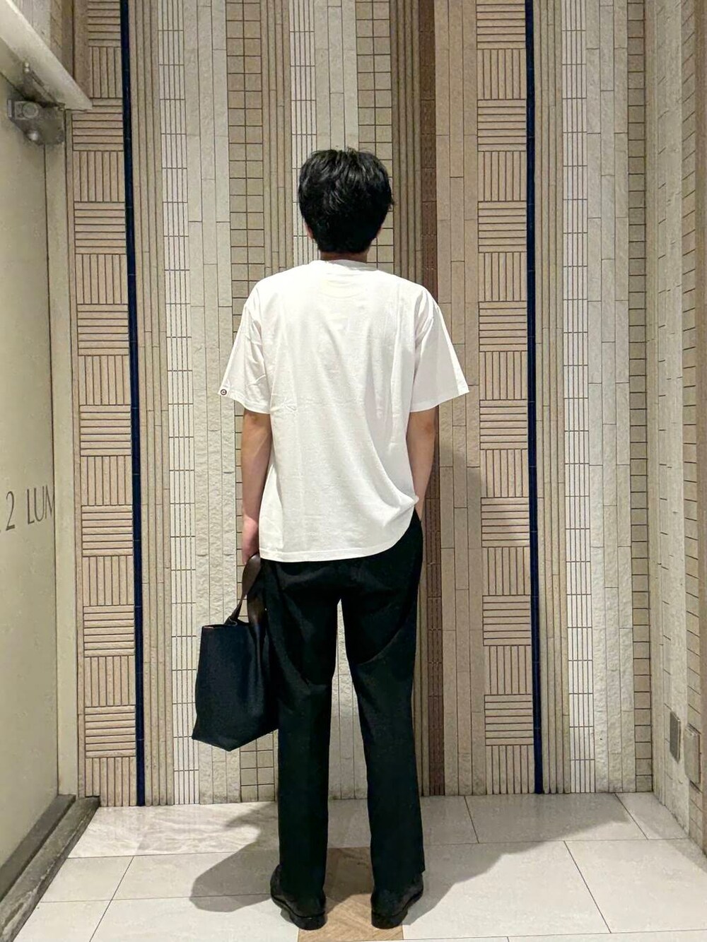 ブラック系のその他パンツ、ホワイト系のTシャツ/カットソーを着用したメンズの夏コーディネートの3枚目の写真