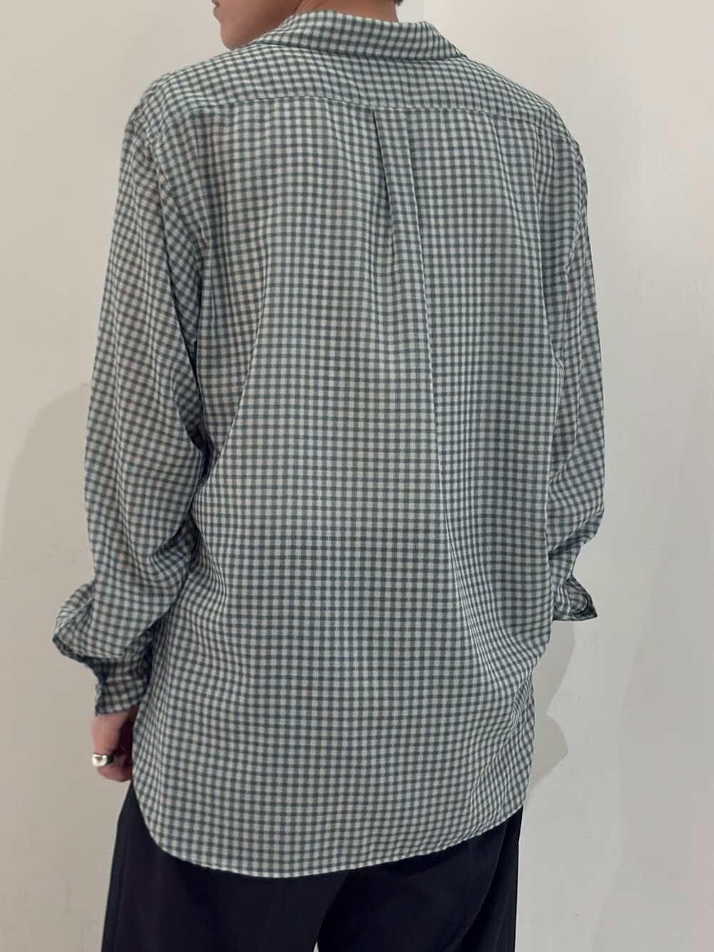 グリーン系のシャツ/ブラウス、ブルー系のその他パンツ、ブラック系のブーツを着用したメンズの春コーディネートの7枚目の写真