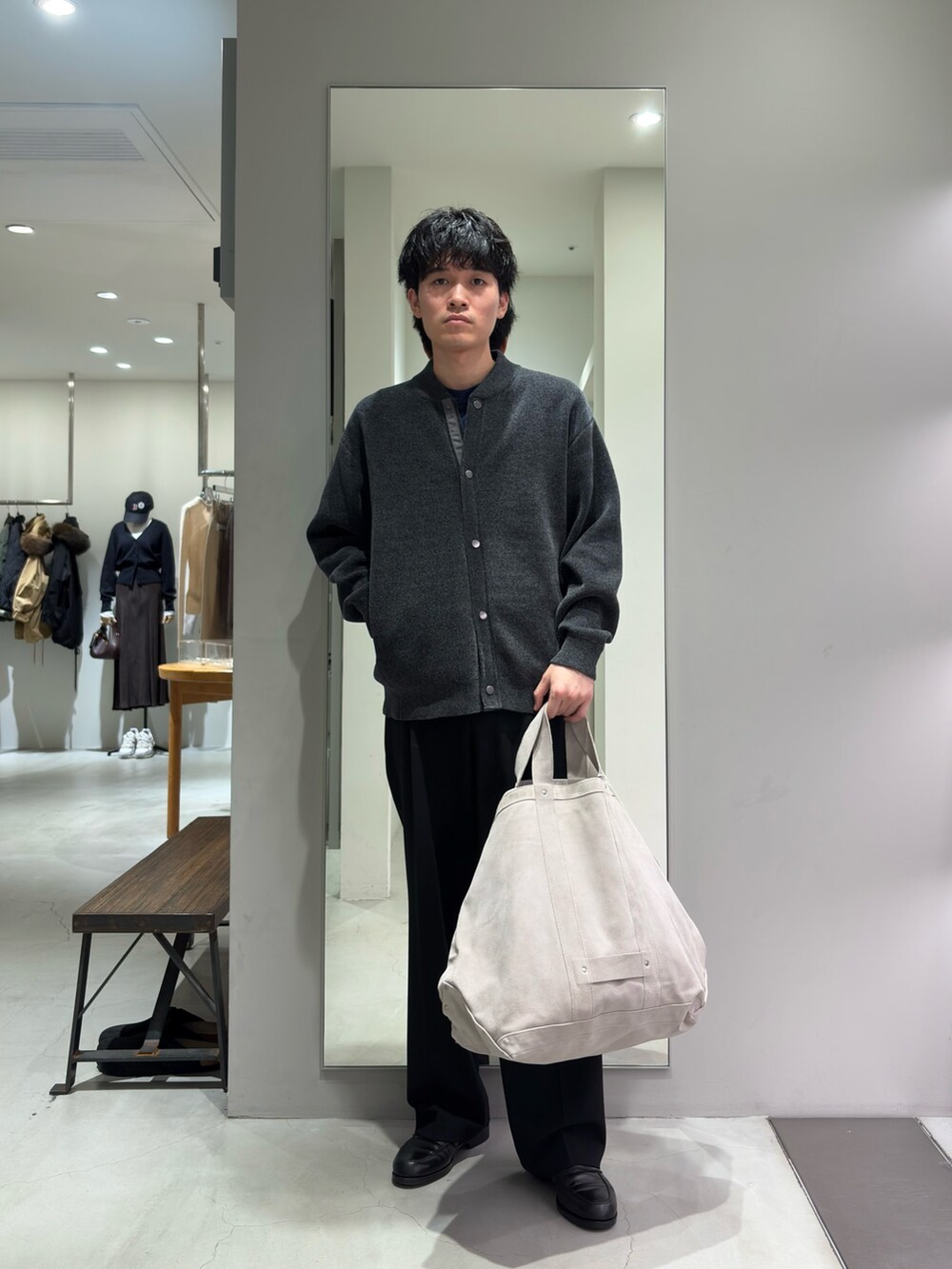 ホワイト系のトートバッグ、グレー系のカーディガン/ボレロ、ブラック系のその他パンツを着用したメンズの秋コーディネートの4枚目の写真