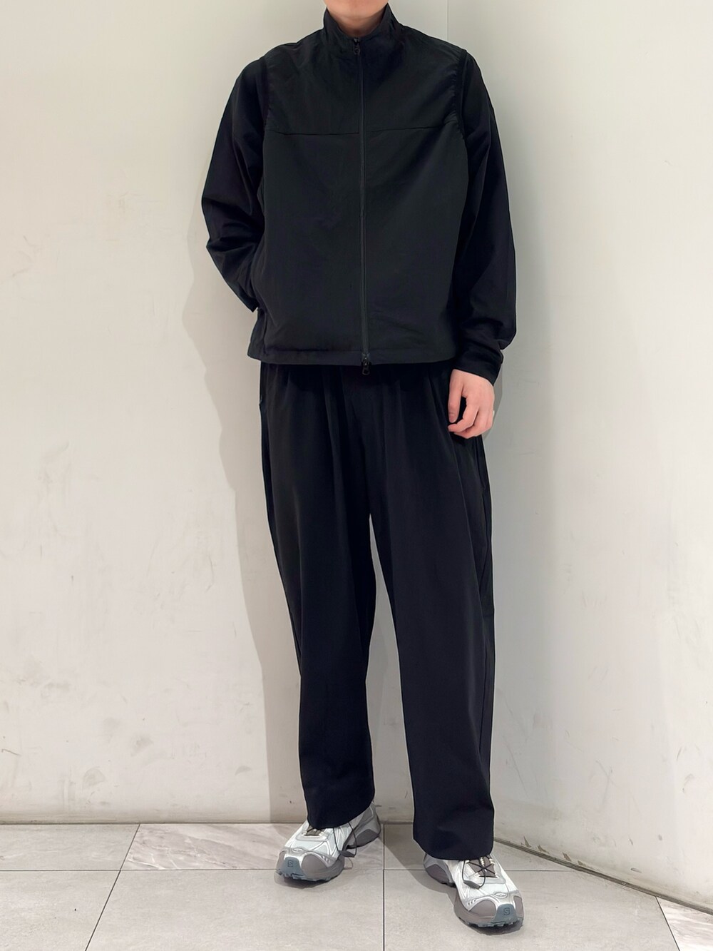 ブラック系のTシャツ/カットソー、ブラック系のその他パンツ、シルバー系のスニーカーを着用したメンズの春コーディネートの2枚目の写真